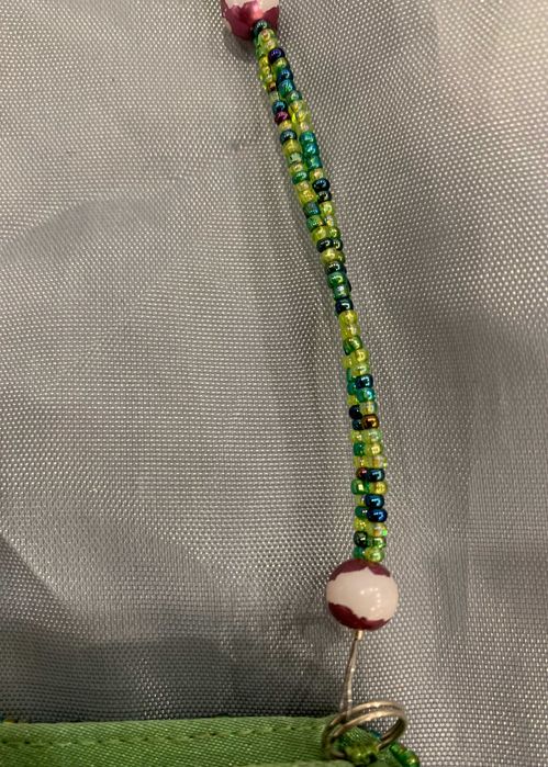 Gentuta cu margele cusute si franjuri de margele