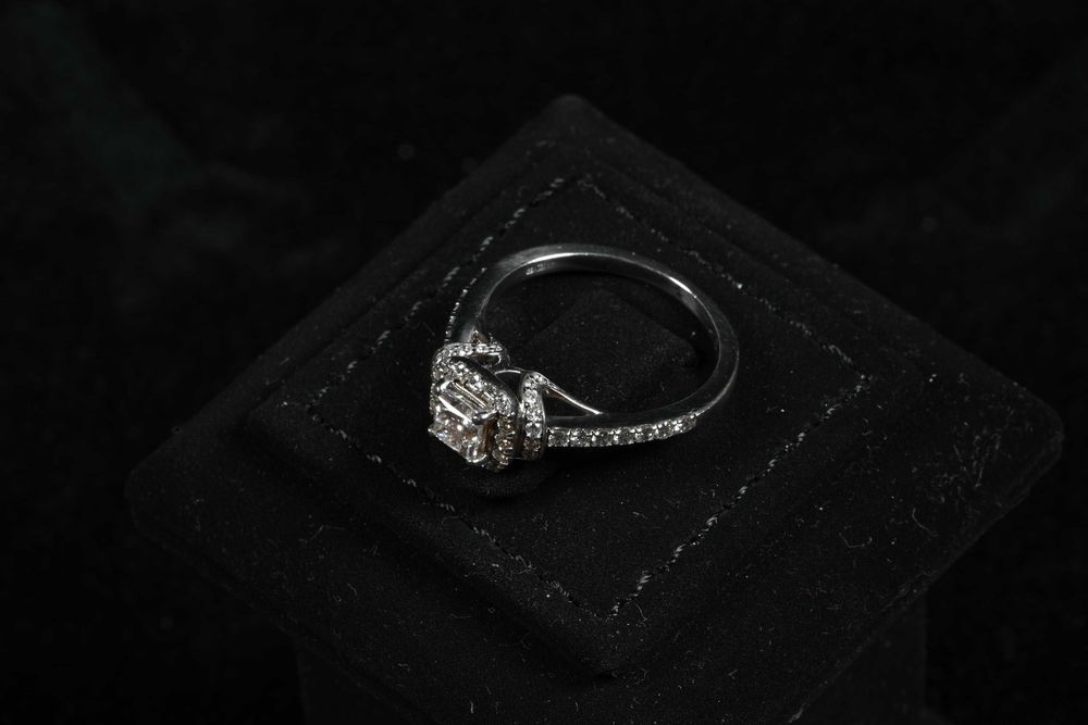 Пръстен Бяло Злато 750 (18к) с 53 диаманта, централен 0.43 кт VS1/VS2