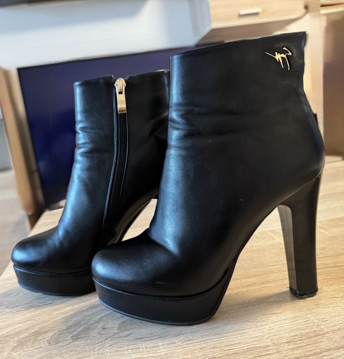 Боти Bizzaro, носени веднъж, стелка 24см.