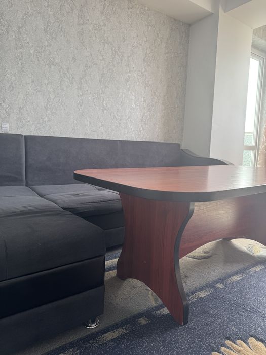 Журнальный стол устойчивый, с благородным дизайном.