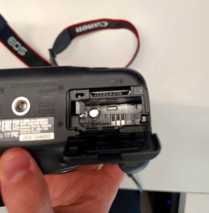 Canon EOS 2000D DSLR Фотоапарат- Перфектно състояние, като чисто нов.