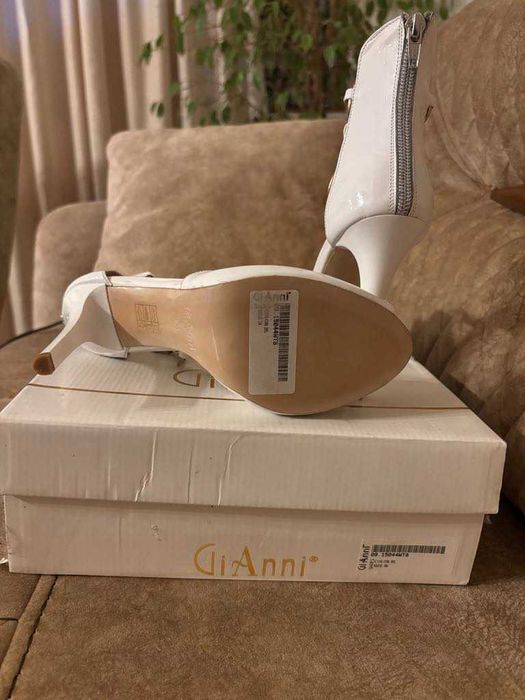 Сандали Gianni номер 38