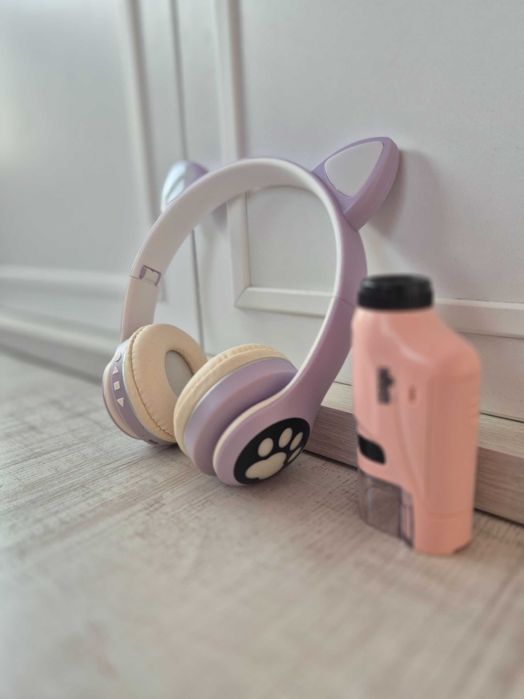 Безжични слушалки с котешки уши и микроскоп