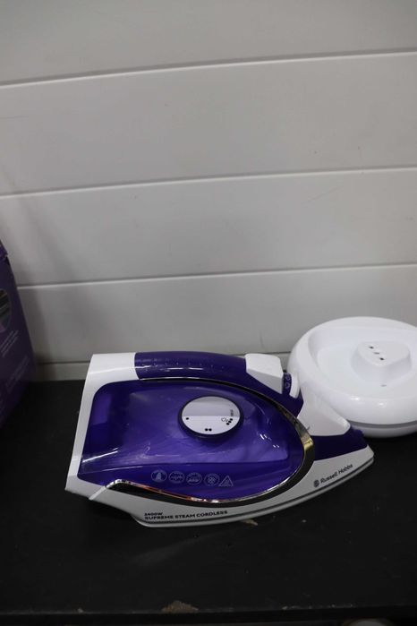 Безжична ютия Russell Hobbs Supreme Steam със станция, 2400W, 135г/мин