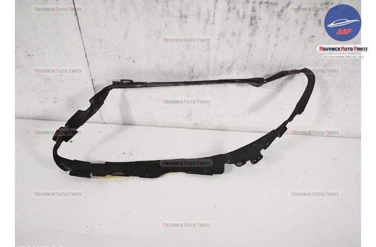 Оригинална дясна фар рамка Мерцедес-Бенц Ц-Клас / Mercedes-Benz C-Clas