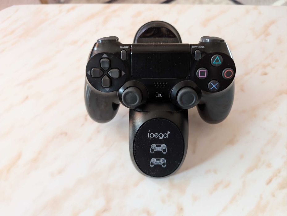 Ps4 pro 1TB с контролер и три игри