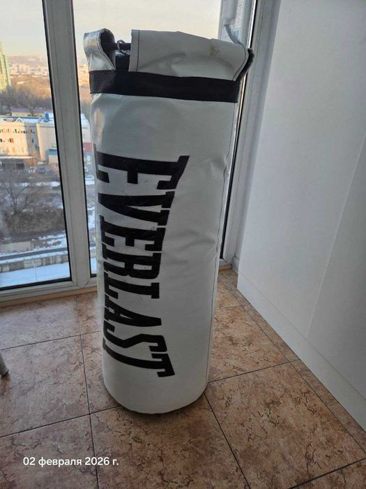 Боксерская груша с перчатками