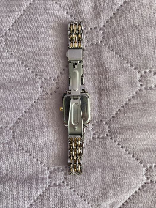 Златист ръчен часовник