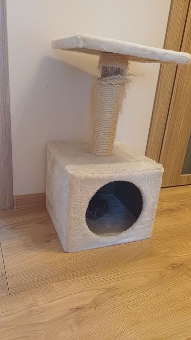 Къщичка за котка с драскалка