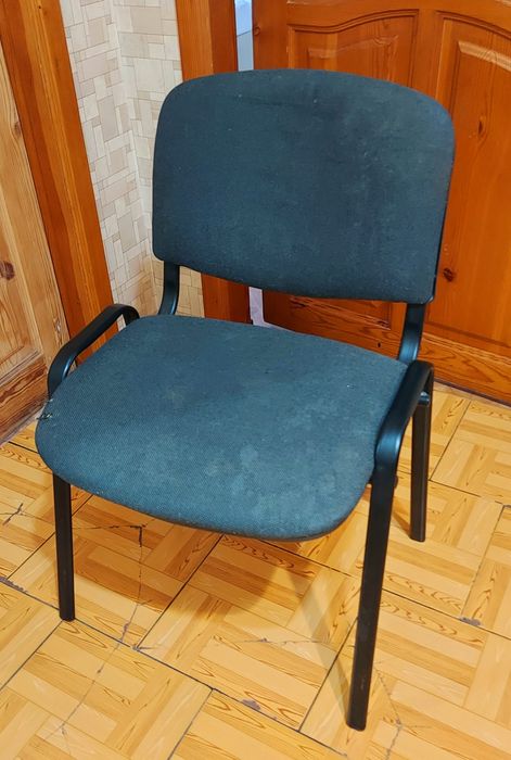 Стулья  офисные черные