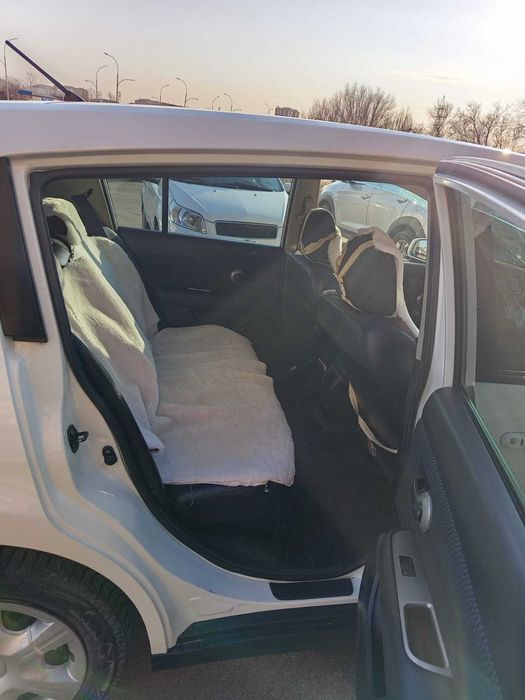 Nissan tiida машина