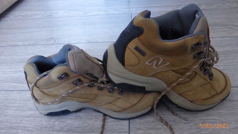 ghete piele new balance 977