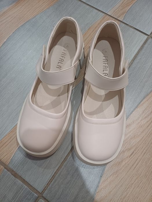 Продам туфли бежевые