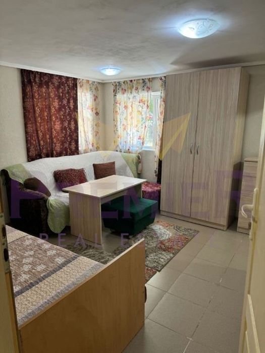 Дава се под наем Етаж от къща в Варна, Цветен квартал - 40 кв.м за 367.2 € - Снимка #1