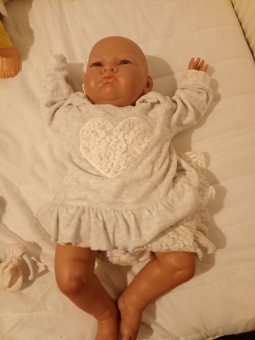 Bebeluș reborn pătuț hăinuțe accesorii