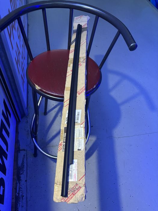 Уплотнитель стекла двери передней левой 4 runner