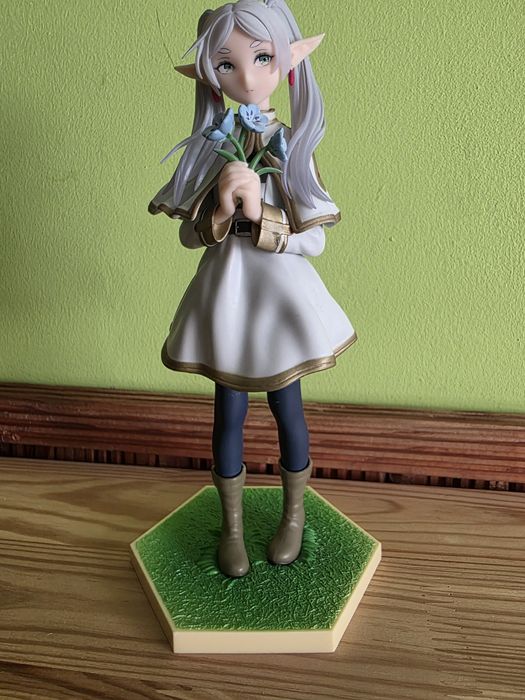 Продавам фигурки на Hatsune Miku и Frieren
