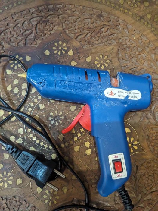Продам термоклеевый пистолет б/у