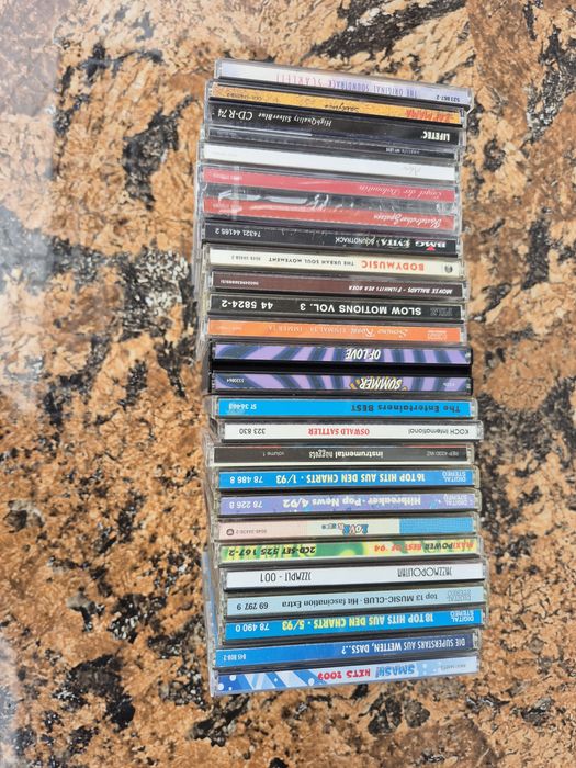 Vând 26 CD muzica usoara mixta straina artisti internationalii

- Tot