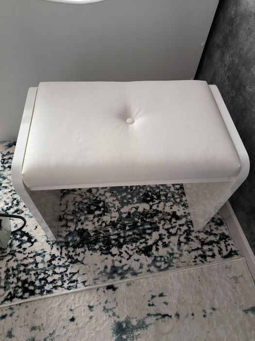 Продается стол с пуфиком в отличном состоянии