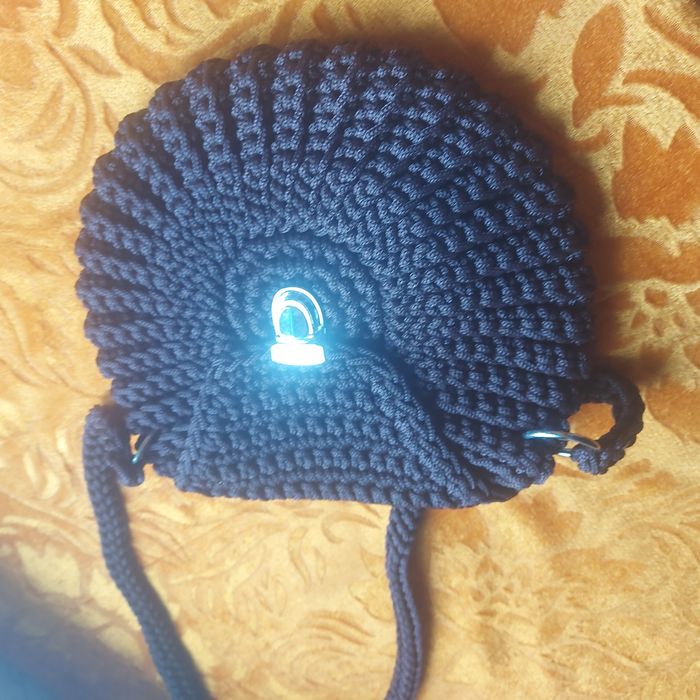 Продаются нарядные сумочки.