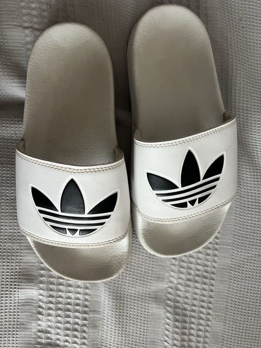 Сланцы фирмы adidas