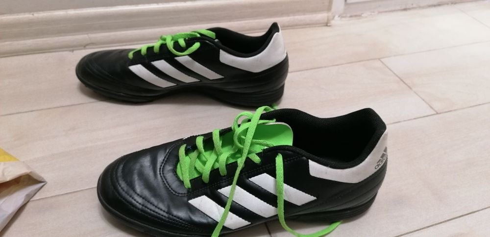 Футболни обувки стоножки
