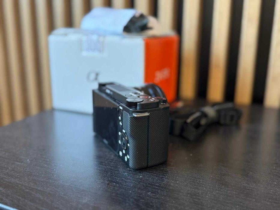 Sony ZV-E10 + obiectiv Sony 50mm f/1.8 – stare nouă, cu factură