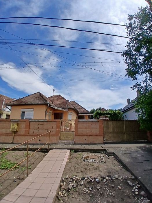 Casă de vânzare cu teren aferent