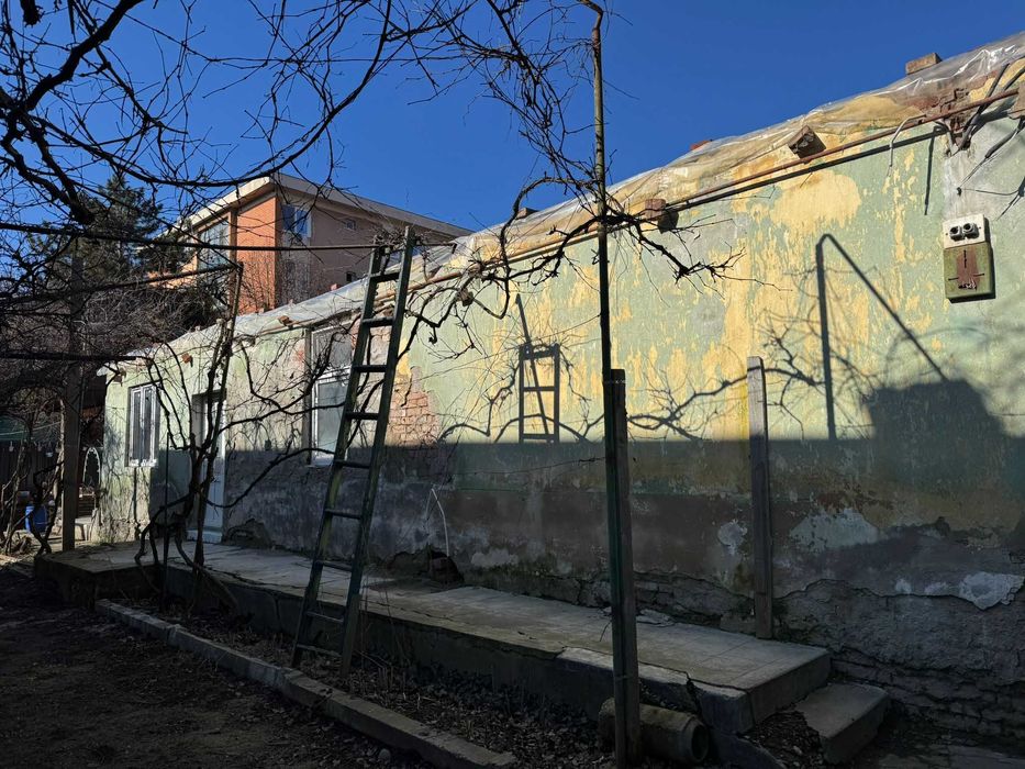 Casă în curs de construcție singură în curte