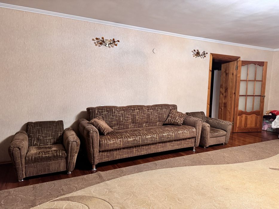 Продам диван с двумя креслами