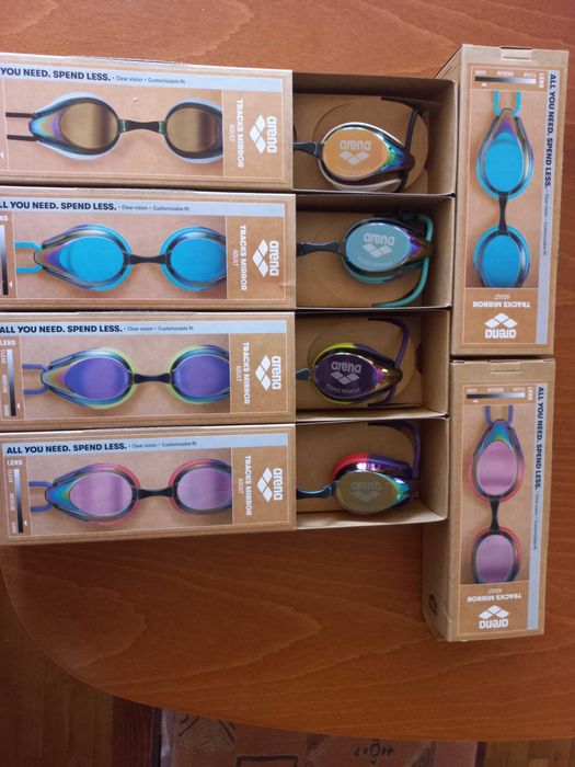 Продавам очила за плуване Арена трак