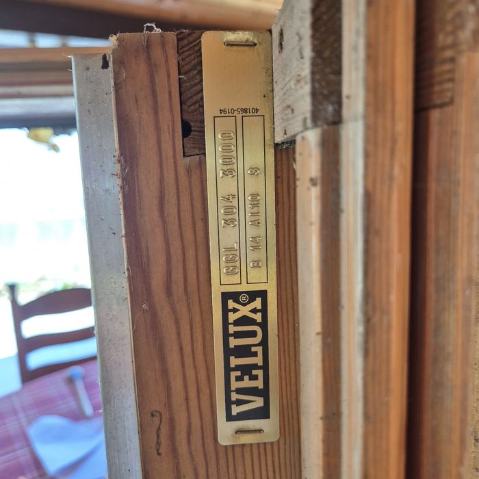 Velux cu profil de lemn