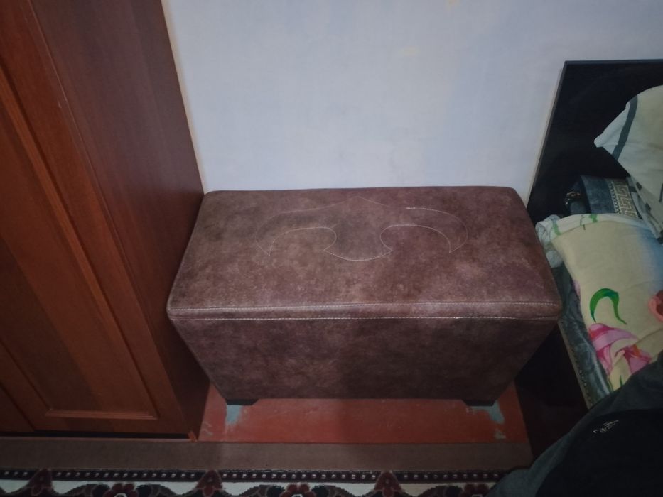 Продаю мебель один диван к нему два пуфика одна кровать и два кресла