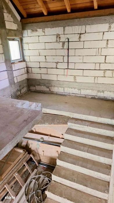 DE VÂNZARE! Proprietate Cu Arhitectură Unică Bunești Vâlcea 219.000 E