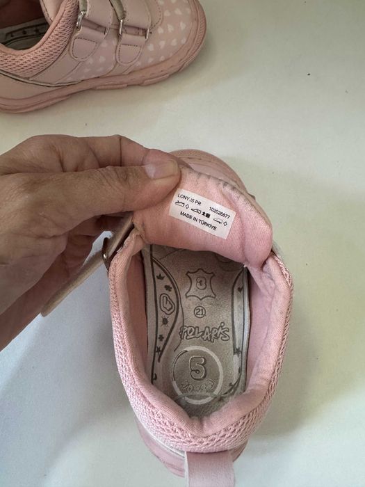 Продам кроссовки детские на девочку