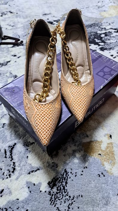 Ayollar oyoq kiyimi sotiladi