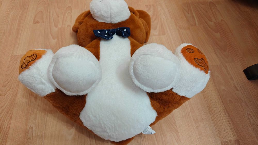 Плюшено куче с папийонка на точки, кафяво и бяло и Клоун кукла