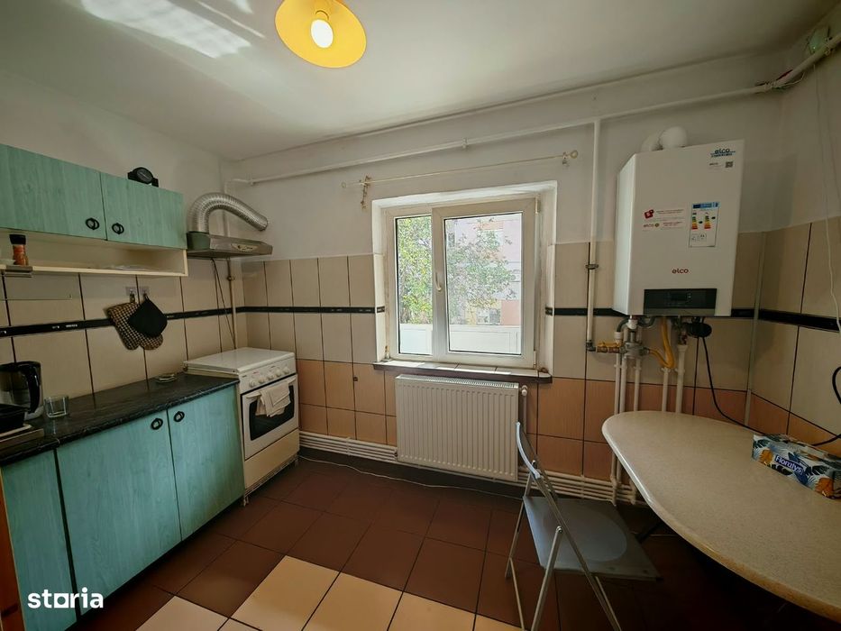 Decomandat, etaj 2/4, 3 camere, Lapus