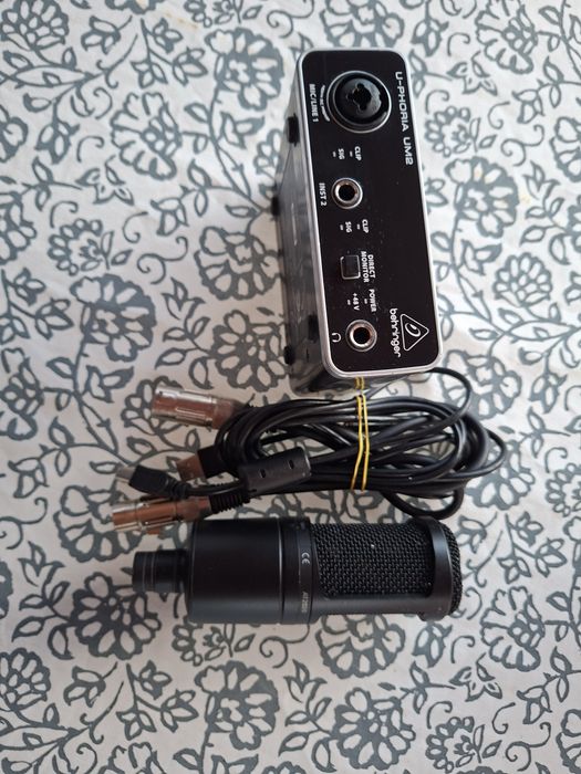 Vând microfon și behringer