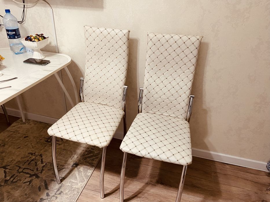 Продам 4 стула комплектом