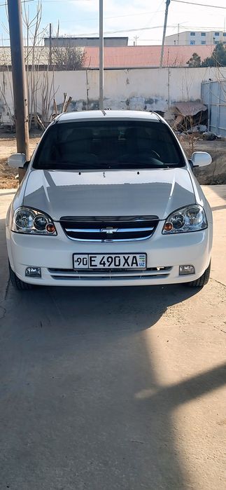 Lasetti 1.8 sotiladi