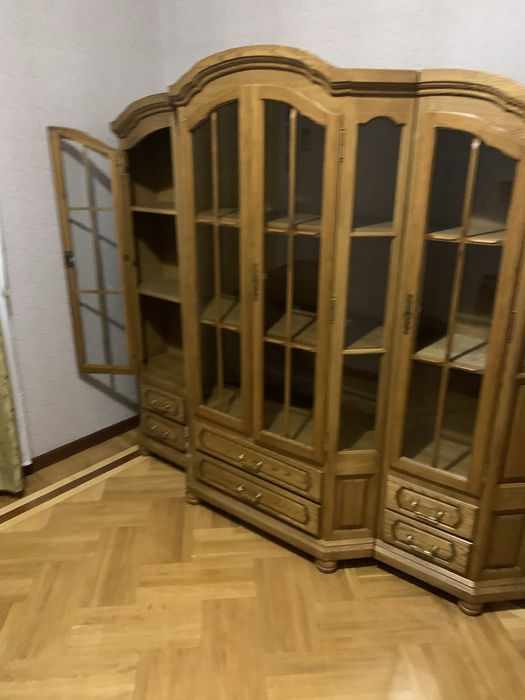 Шикарный дубовый белорусский шкаф, горка