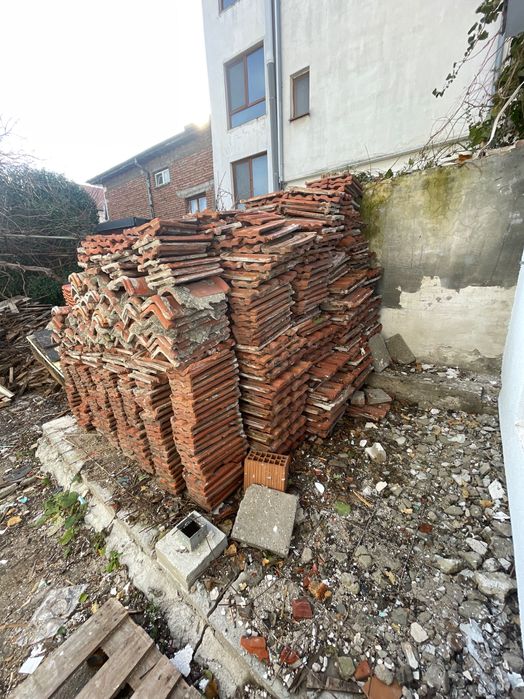 Продавам използвани керемиди, намират се в центъра на град Царево