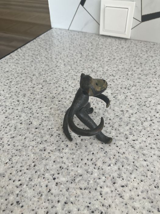 Продам чугунную статуэтку обезьянки