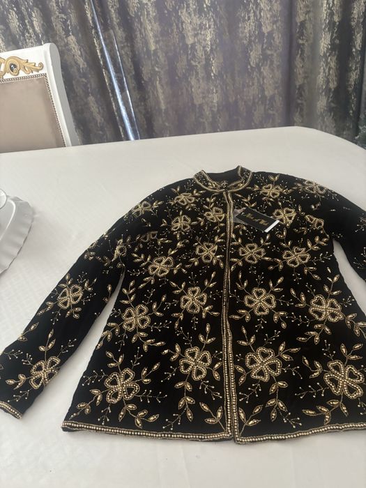 Әдемі  Бисермен тігілген. бешпет