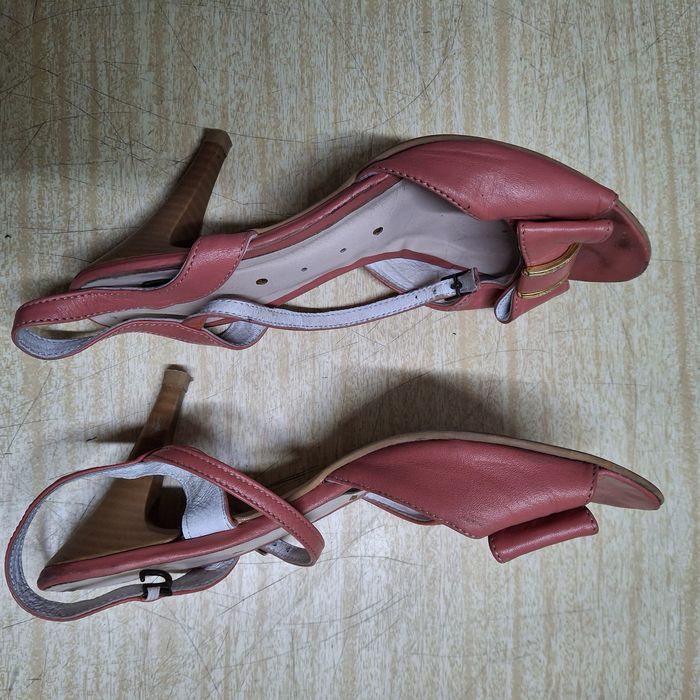 Дамски сандали с тънка подметка и висок ток