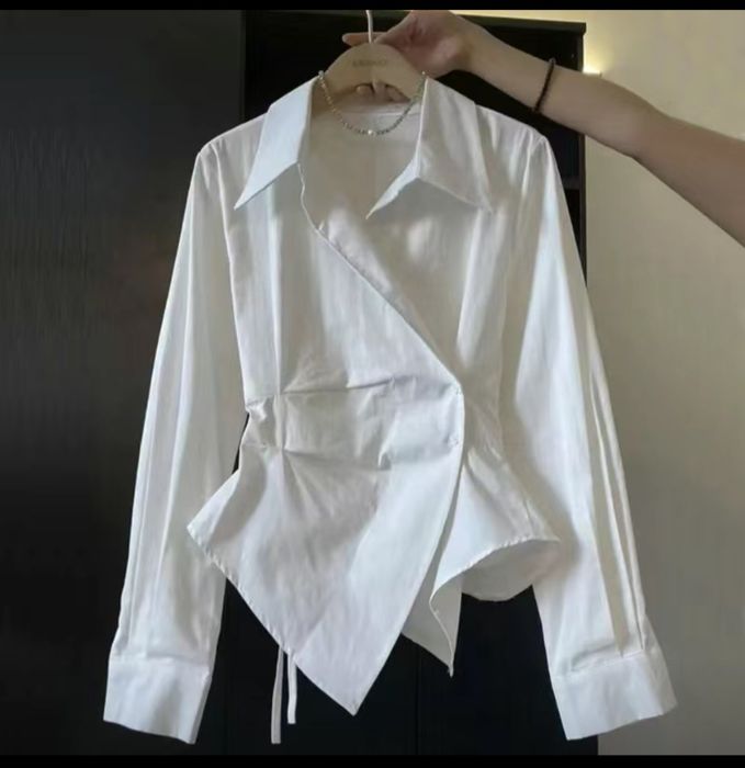 Красивая белая рубашка