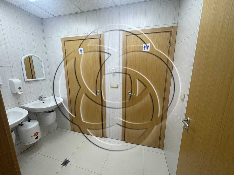 Просторен офис в сграда на входа на метро и с паркинг