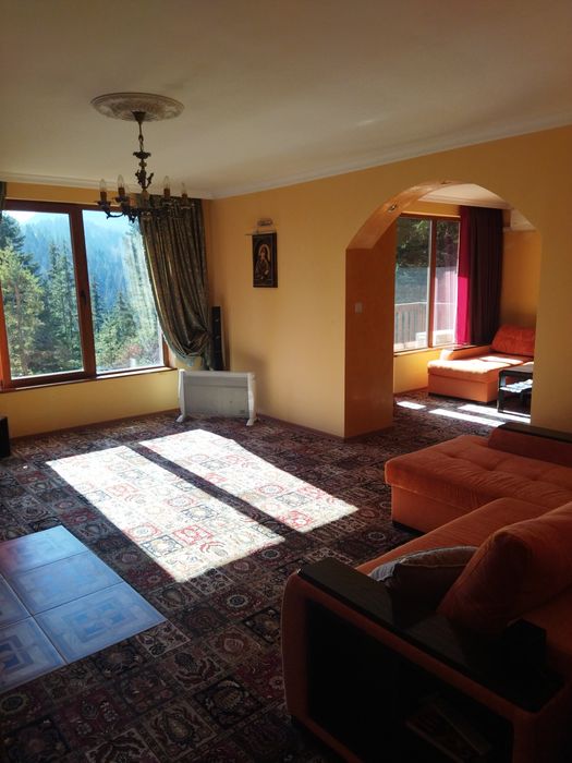 Продава тристаен апартамент в топ центъра на Пампорово